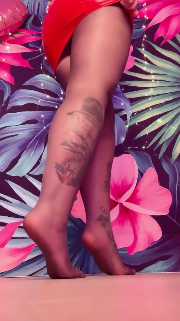 Kisicaxx: पेंटीहोज और लेटेक्स पोशाक में छेड़ना