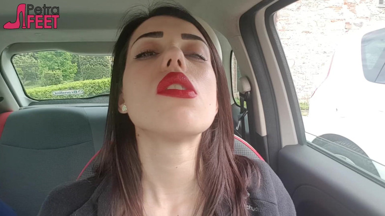 Smokin Fetish: 彼女の車の中で喫煙格好良いペトラ