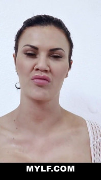 O mamă sexy perversă se masturbează în cadă