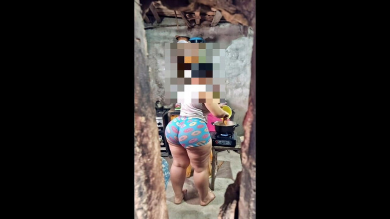 Xprohibidox1: Culo grosso vicinato con i suoi pantaloncini a ciambella