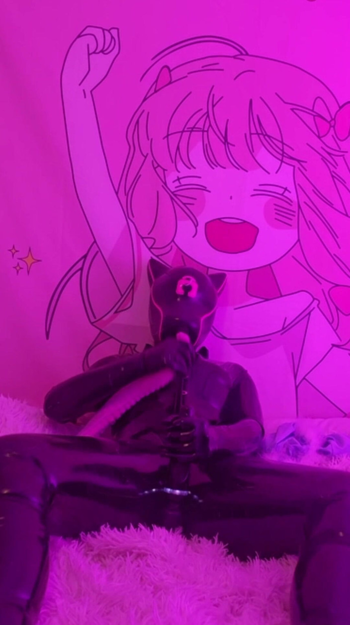 Laska le roomba: Latex Doll Fucks Her Mouth with a Huge Tentacule
