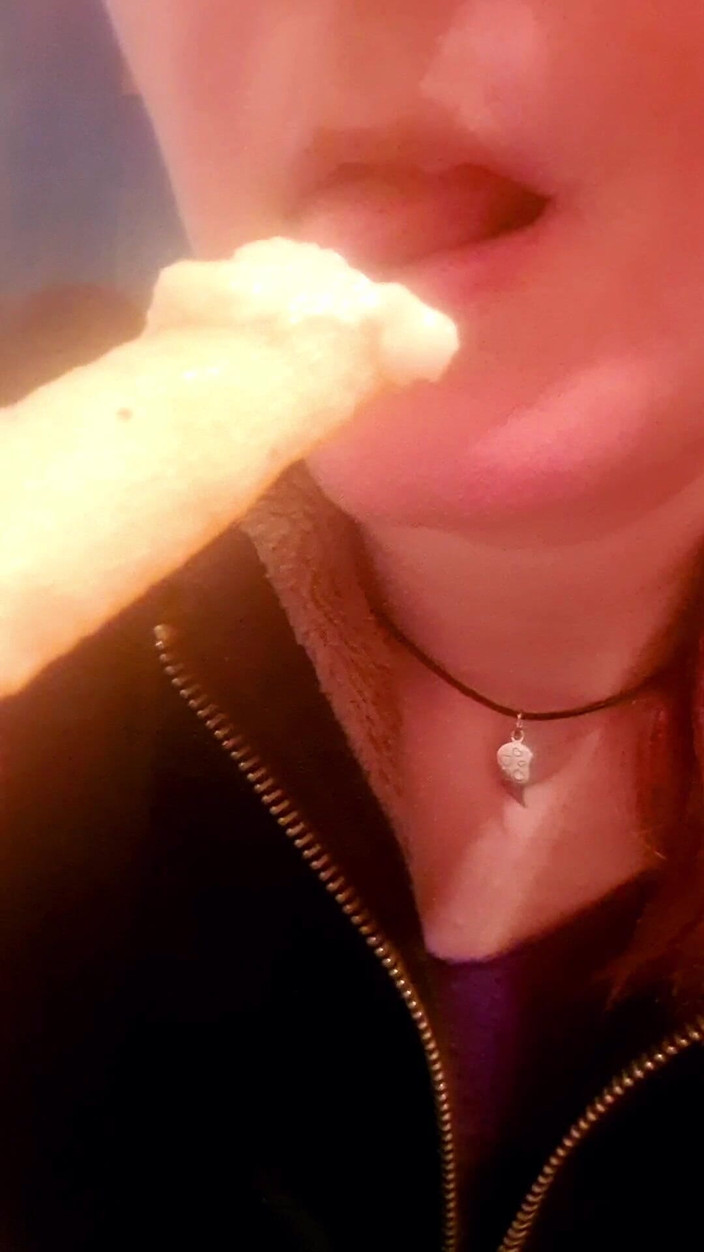 Ana Liz: La ragazza kinky succhia le patate