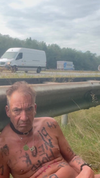 Nuda lungo l'autostrada