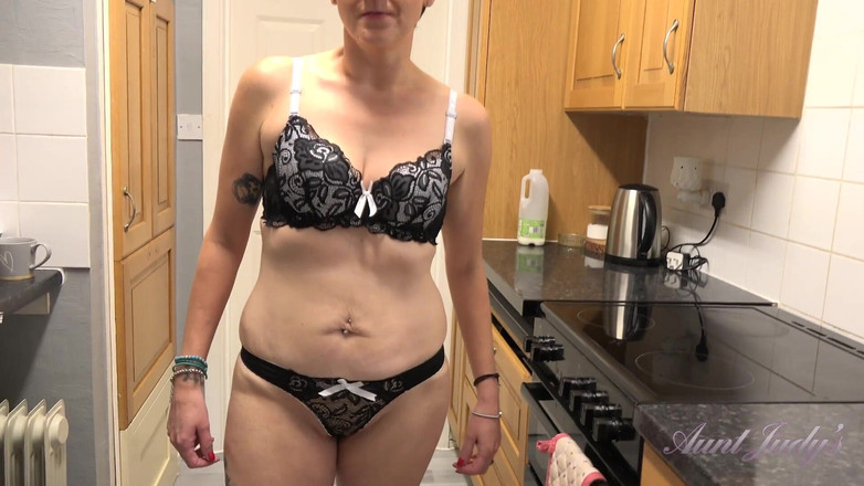 Aunt Judy's: Auntjudys - Isteri MILF comel awak Scarlet menghisap zakar awak di...