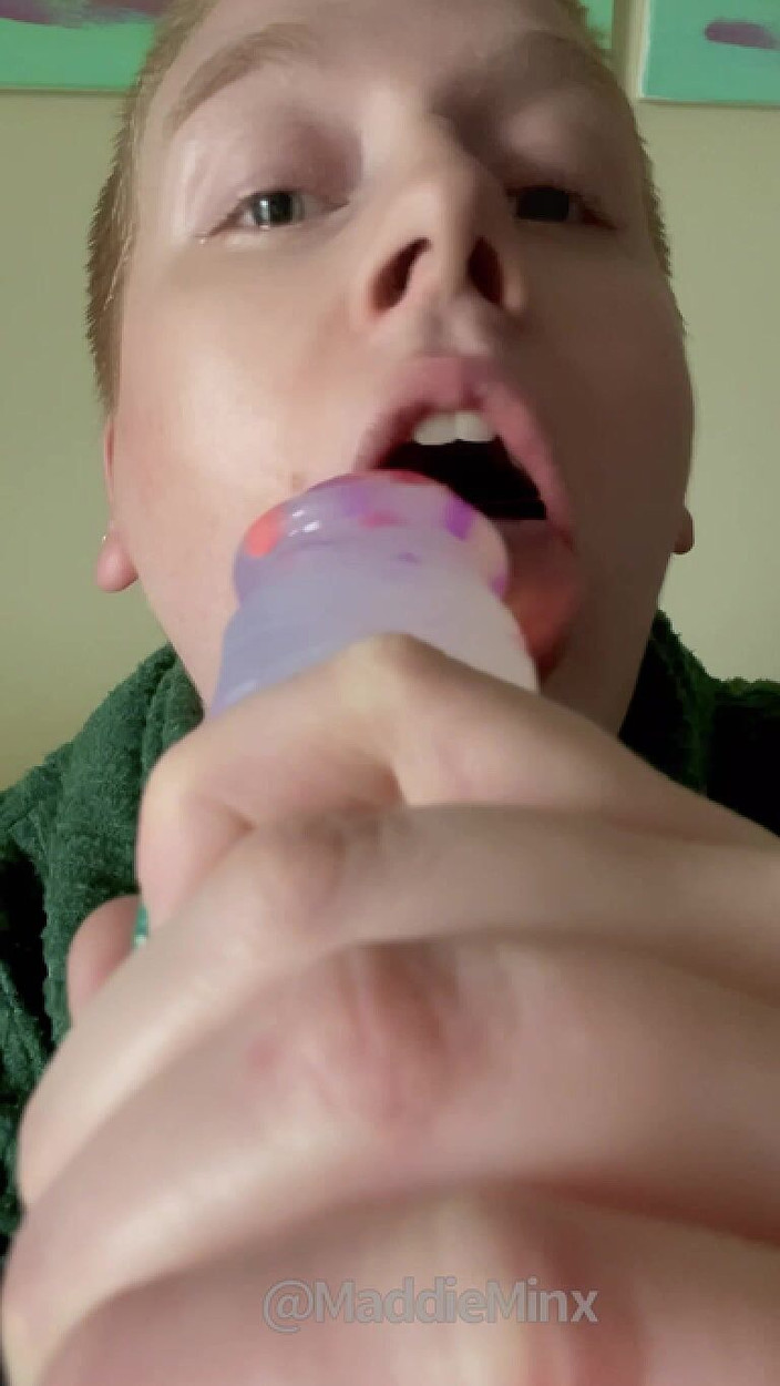 Maddie Minx productions: 生姜熟女唾を吐き、巨大なディルドにギャグ