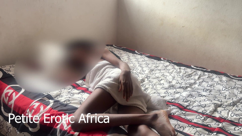 Petite Erotic Africa: Африканская тинка Обожает свежее в ванной