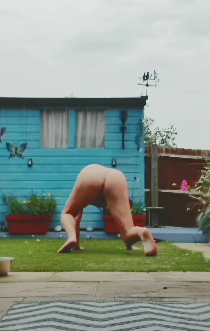 MaleModel: Оголеність у саду / експозиція (частина 1)