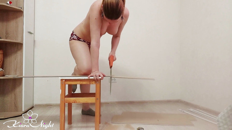 Kiara Night: Блондинка мастурбує кицьку і сперму після ремонтних робіт