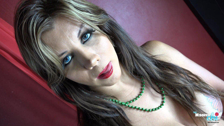 Ultra Shemales: モデリングパンティーとブラジャーナオミちが脱ぎ捨てて彼女の大きなお尻と太いコックで遊ぶ