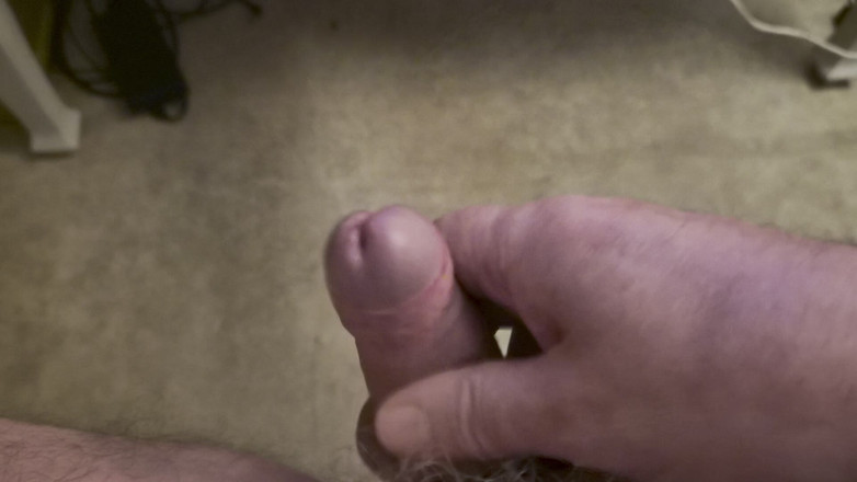 Pellefnatt: Temanku duduk di kursi dan ngocok kontolnya sambil nonton video