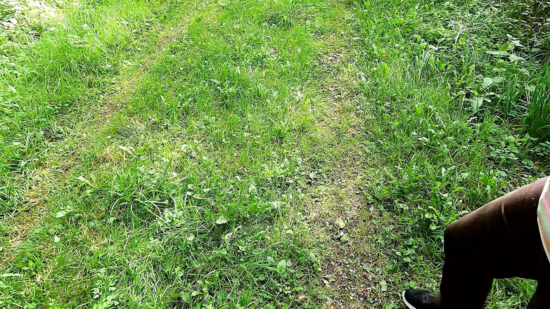 Bouncy Tits Action: Menampar payudaranya saat mendaki telanjang