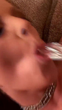天然のおっぱいを持つ義母が私のディルドを欲しがっている