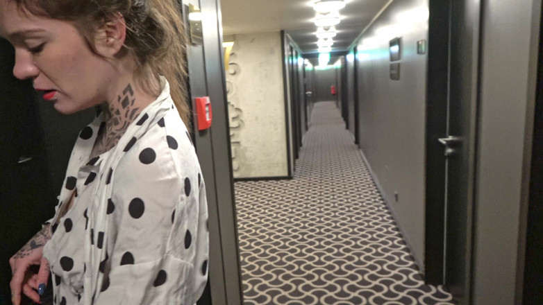 SnakeDave studio: Daring! Blowjob in the Stairwell!