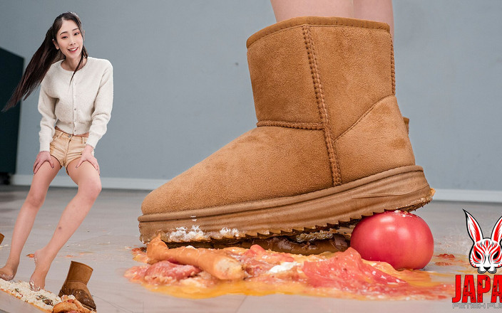 Japan Fetish Fusion: ¡Un Komatsu aplasta tu cena con botas y la frota...