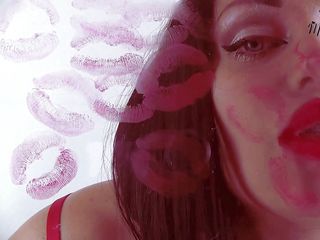 Goddess Misha Goldy: Baisers rouges sensuels