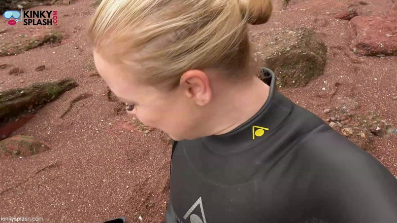 UKCuteGirl Lucy Lauren: Wetsuit Giantess azdırmak için küçük bir oyuncak buluyor