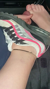 Arabada ayak fetişinde güzel ayakla muamele