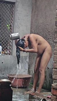 Indian Desi Village Beautiful Girl While Bathing