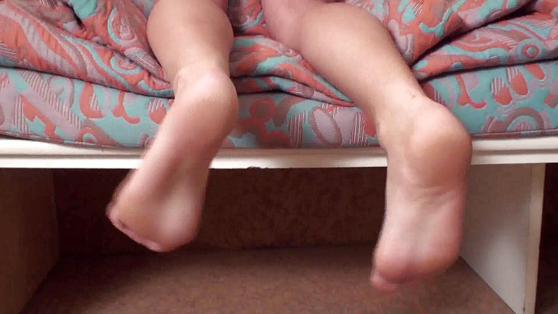 Foot Girls: Sexy ragazzina in lingerie rossa si diverte con i suoi...