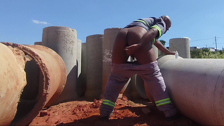 TheBlacKHunterr: Aku mengelabui liburanku sendirian di lokasi konstruksi