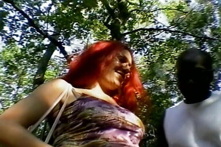 Filles Francaises: Рыжая шлюшка из Франции получает тройничок в лесу