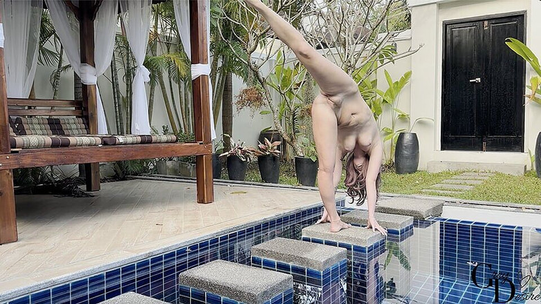 Grey Desire: Yoga nudo: apertura dell'anca flusso - desiderio grigio