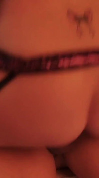 美しい巨乳ジェンマは彼女の猫を埋めるのが待ちきれません。