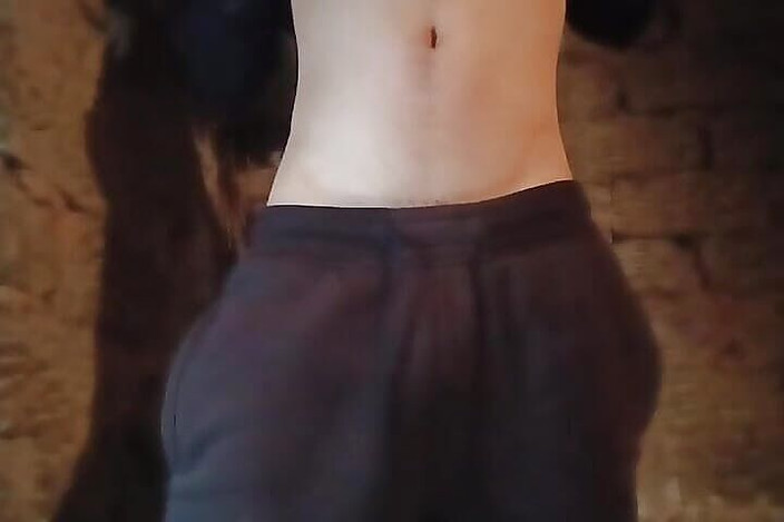 Gangbang straight: Pantat bahenol sara leona lagi asik muasin lubang pantatnya sendirian