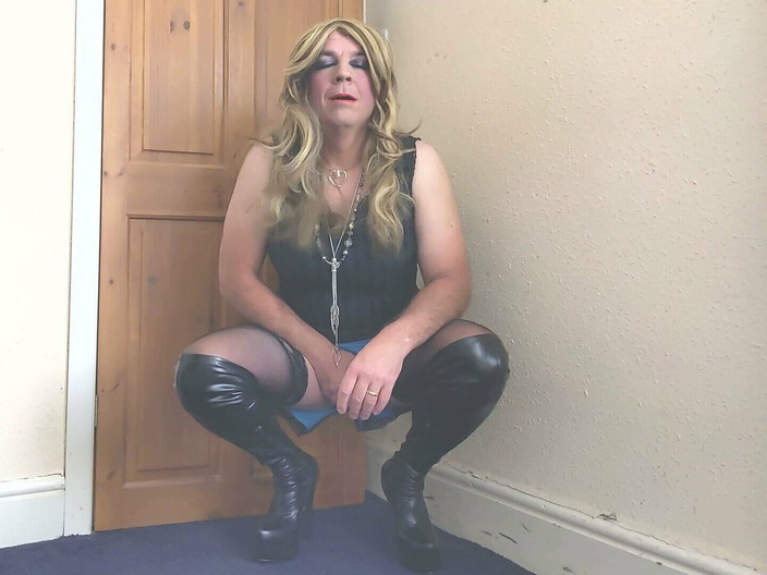 Sarahsatinslut: 부츠와 축축한 팬티