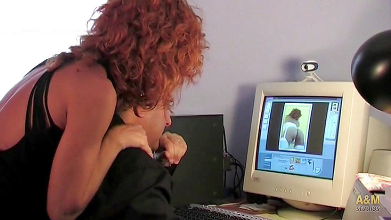 A&M Studios: Ann은 개인용 컴퓨터를 어떻게 고칠까요? 젖탱이를 가지고 핑거링하는 핫한 십대