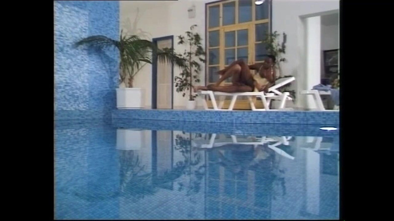 Muschi movie official: Черную возбужденную шлюху трахает белый большой жесткий хуй