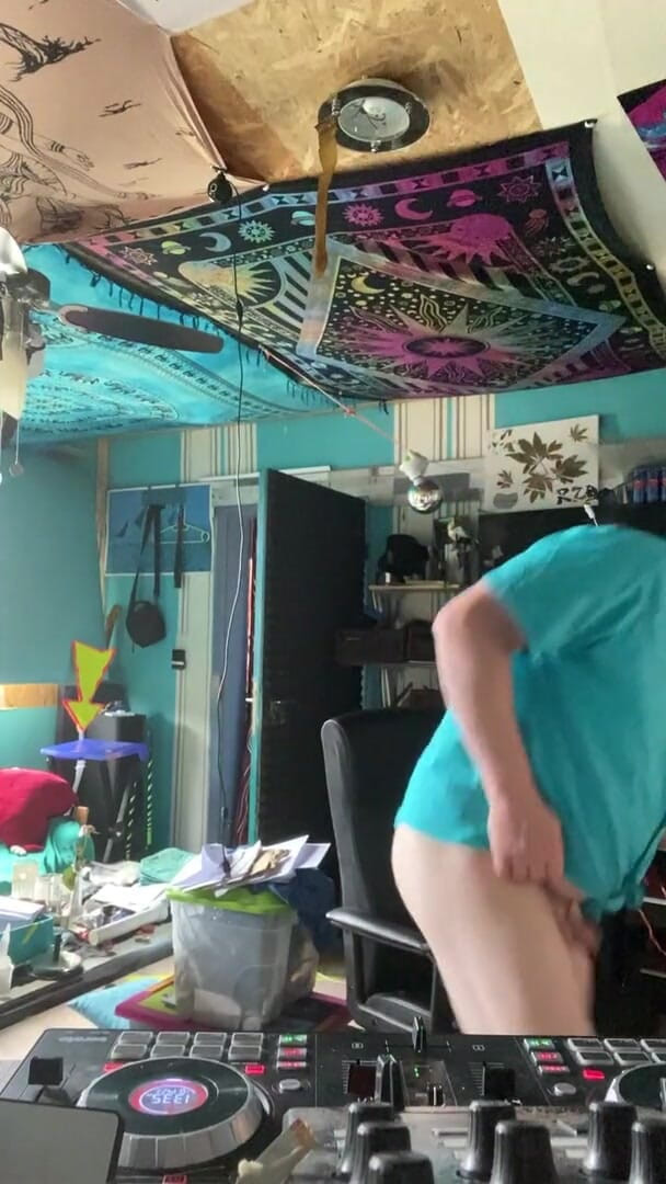 Sexy Amateur Studio: DJ sets and strips uncensored
