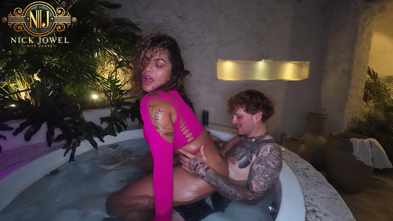 NickJowel: ラテン系のお尻が私の巨大なチンポに乗る - Carlamorelli