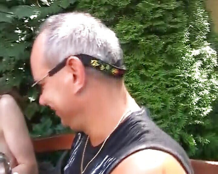 German Homemade: Amatoriale ragazzina tedesca ingoia sperma dopo la scopata all'aperto