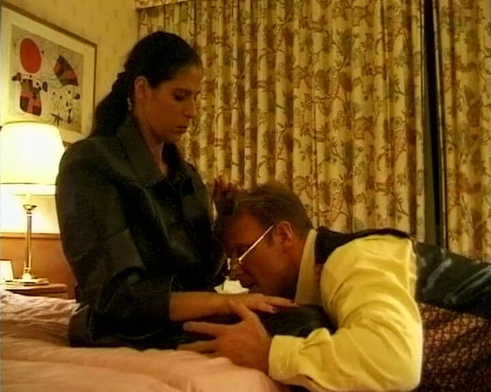 German Amateur Videos: Она шаловливая немецкая крошка, которой нравится лизать ее ступни