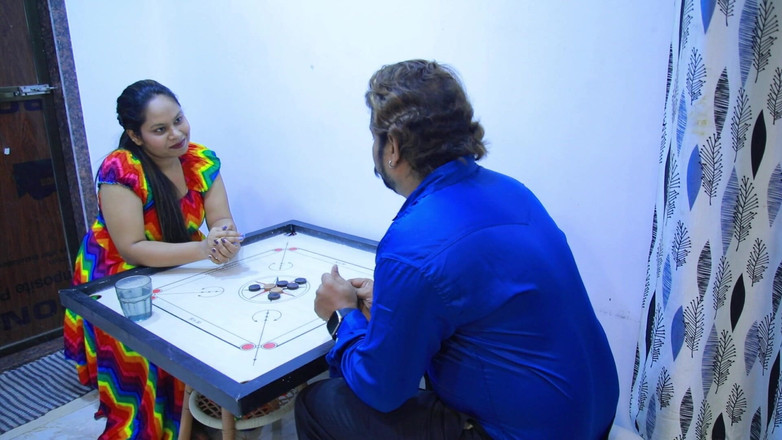 UncutPlus: L'ufficiale del prestito è andato a casa delle donne e ha...