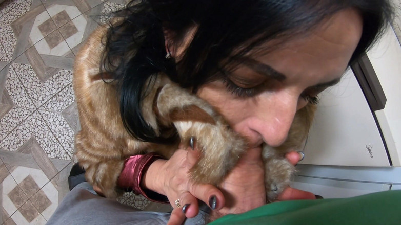 MilfyCalla: Milfycalla- kürk manto ve uzun çizmeler giyerken büyük fışkırtma ve boşalma...