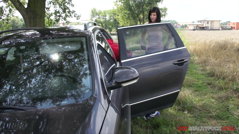 Czech Pornzone: Autoestopista caliente - Barbra Sweet