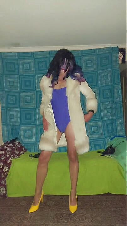 Lizzaali: 白色外套和紫色泳衣