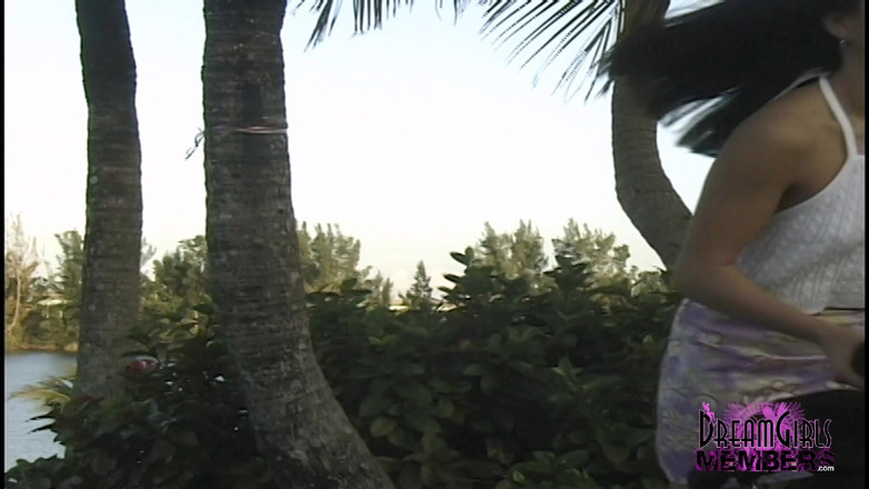 Dream Girls: Hot Asian Babe Flashes Outdoor
