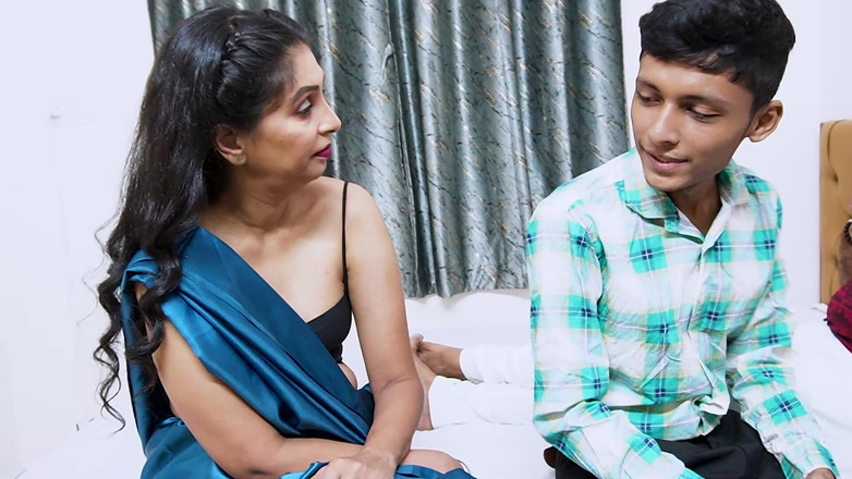 Queen star Desi: 酒店经理和老板干了她的前任女友，三人行重口味性爱