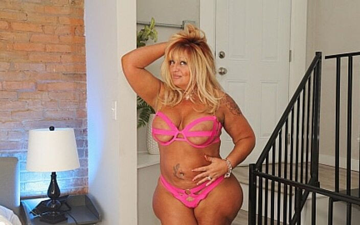 Blush Erotica VR: 曲線美のブロンド熟女乗馬ジンlustig赤面エロティカBevr