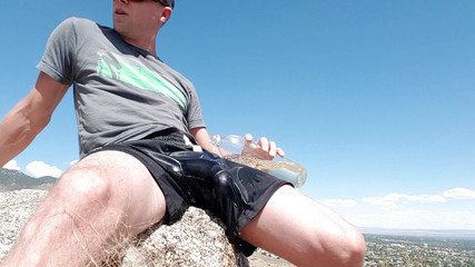 Lapetus: Vertiendo orina por todos mis pantalones cortos en una caminata