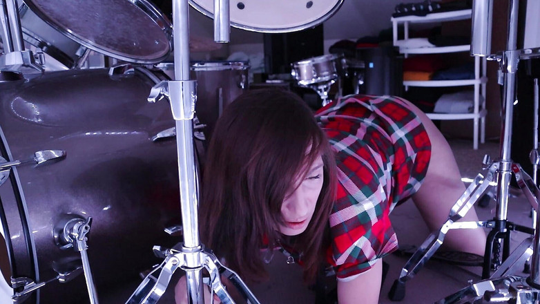 JessTonySquirts: 継母はドラムセットで立ち往生します。義理の息子は彼女を中出しのままにします