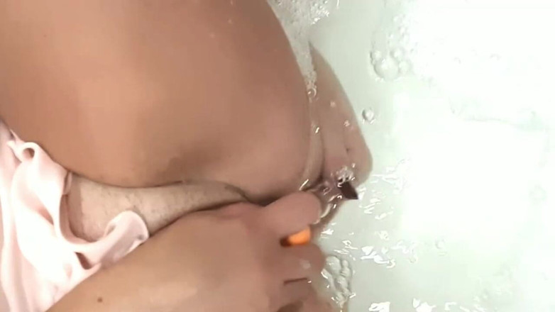 Milfs intimmedia: Masturbation in the bath