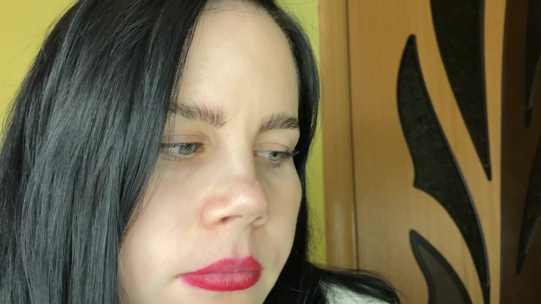 Anna Sky: Giantess eats gummy bears and a toy. 4K