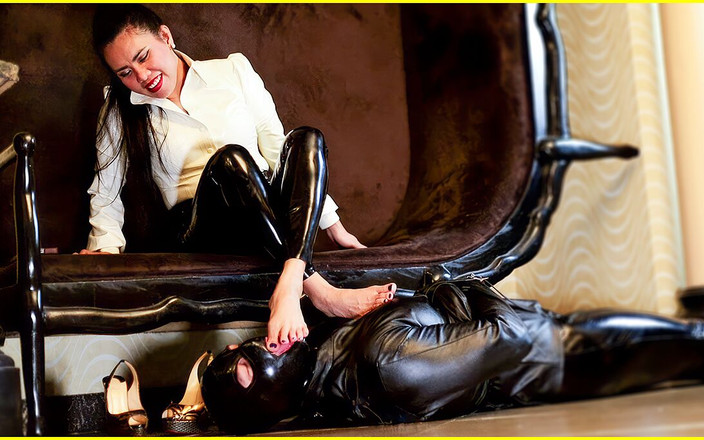 DominaFireOfficial: पैर गुलाम लेटेक्स देवी की पूजा कर रहा है