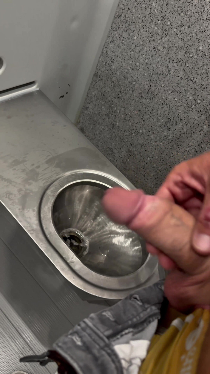 mekcho92000: Jerking and Pissing on a Motorway Rest Area