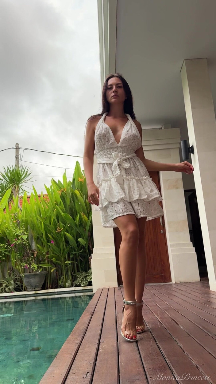 Princess Monica: 火辣黑发挑逗：腿，高跟鞋和顽皮的