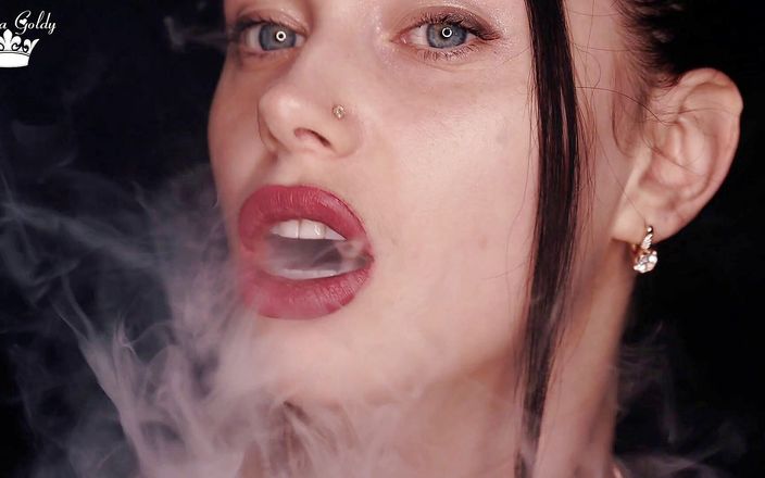 Goddess Misha Goldy: Pute qui fume et fétiche du rouge à lèvres